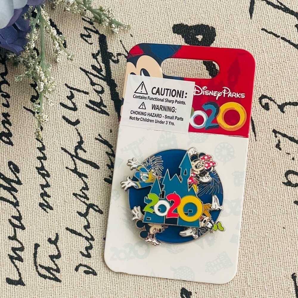 NWT Disney Parks Mickey Mouse and Friends Collectors Spinner Pin 2020 - Picture 1 of 3